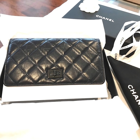 !!SOLD!! CHANEL reissue WOC wallet on Chain - Picture 2 of 12